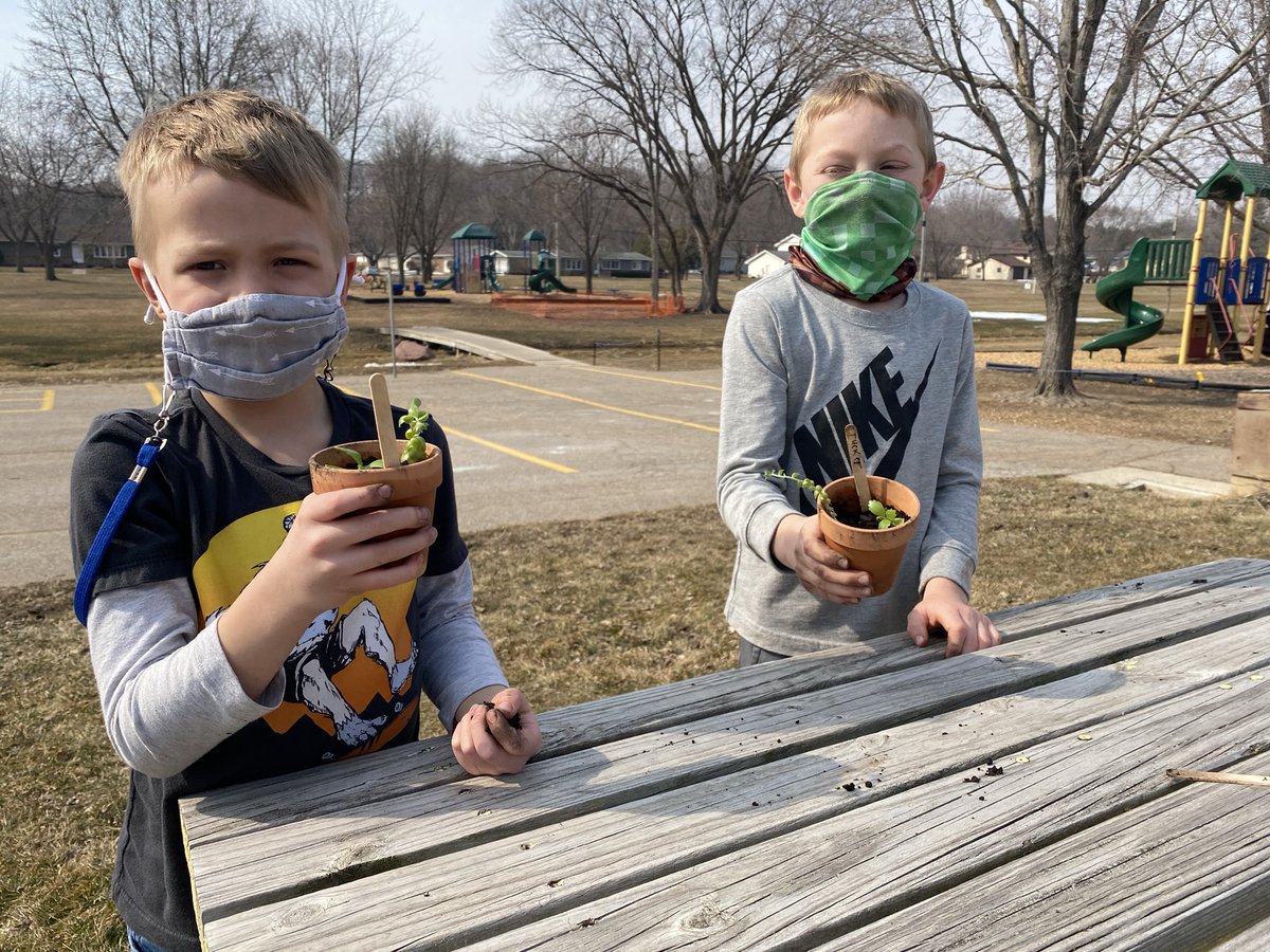 PineviewPaws's tweet photo. Students in Mrs. Mears’s room were potting some plants outside on this beautiful March day. #Reedsburgpride https://t.co/iDMDpRxwGV