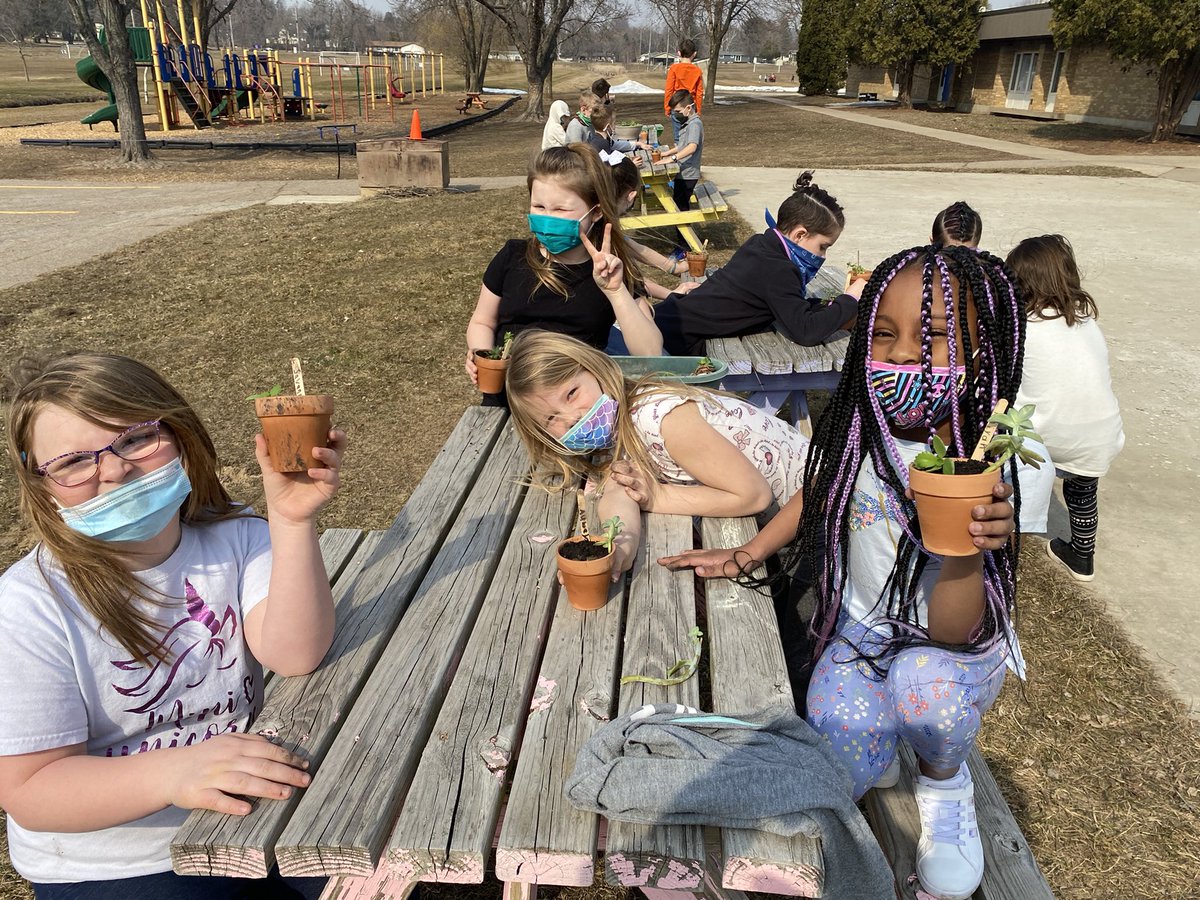 PineviewPaws's tweet photo. Students in Mrs. Mears’s room were potting some plants outside on this beautiful March day. #Reedsburgpride https://t.co/iDMDpRxwGV