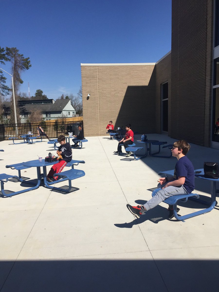 Taking advantage of the wonderful weather in our cafeteria’s new outdoor area!@CONNectingCONN <a href="/ConnMagnet/">Conn Magnet Elementary</a>