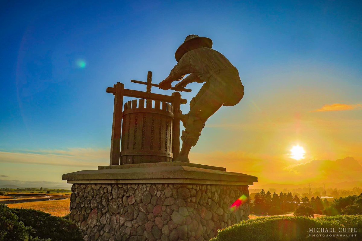 CalifNapaValley's tweet photo. “Guardian at the Gates: The Grape Crusher” photographed by @MikeCuffe in California’s Napa Valley.

#napavalleyarts #napavalley #winecountry #sculpture #winefetish🍷 #winetime #napa #grapecrush #grapecrusher #michaelcuffe #vineyardsunset #travel #travelgram #travelphotography https://t.co/jelCJECDrw