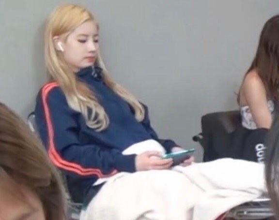 dubjhussi's tweet photo. dahyun off stage is living in my mind rent free https://t.co/ClNeeqvS32