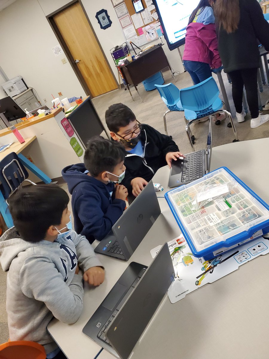 tranq084's tweet photo. Engaged, self-motivated, and teamwork...our kids @BlantonBulldogs are showing growth everyday. So proud of their hard work #TogetherWeCan #BlantonSTEM @triciabadillo https://t.co/KAahpvic3P