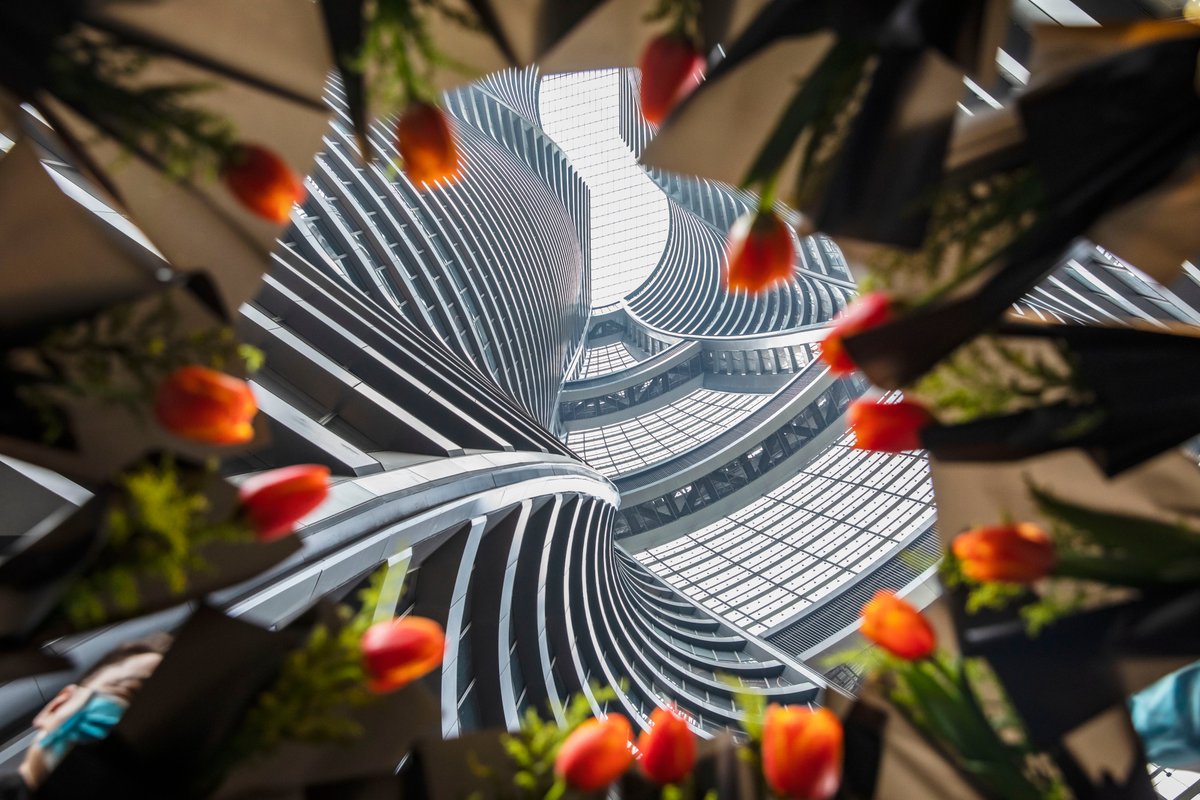 SOHO_China's tweet photo. As a celebration of International Women's Day, SOHO China projects in Beijing gave beautiful flowers to ladies. https://t.co/FEKjrHQRXm