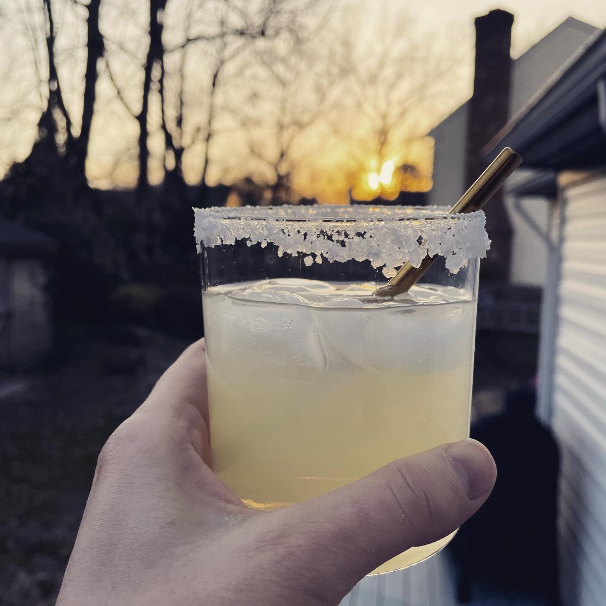 Cheers to sunsets and margaritas! ☀️Happy Tuesday! 
*
*
#swzlewithus #reusablestraw #cocktailstraw #cocktails #margarita #sunsets #tuesdayvibes #happyhour