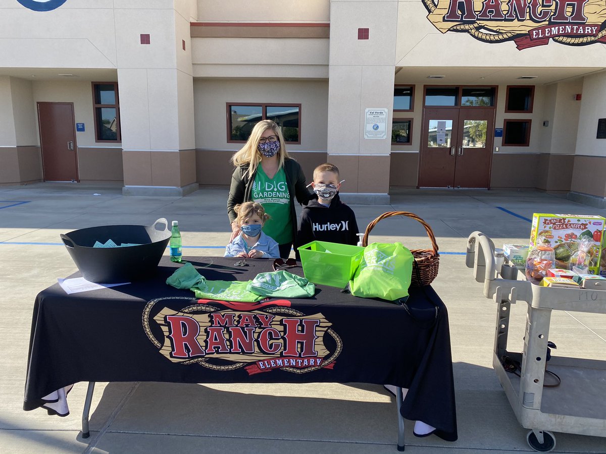 MayRanch's tweet photo. Mrs. Martinez enjoyed passing out seeds to our students during drive thru picture day as we prepare for our Spring Into Gardening Event! #growperris @cagreenribbon @valverdeusd @cityofperris #mresgrows https://t.co/vwxxFhdTYT