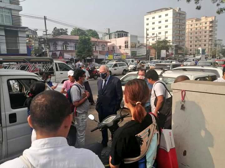thinzashunleiyi's tweet photo. French Ambassador visited Insein Prison where hundreds of students, civilians r being detained arbitarily this morning. 

This is a kind of International Presence on the ground we want to see to de-escalate violences.

#WhatsHappeningInMyanmar 
Photos Aung Kyaw Phyo https://t.co/exGE3vKdhB