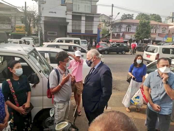 French Ambassador visited Insein Prison where hundreds of students, civilians r being detained arbitarily this morning. 

This is a kind of International Presence on the ground we want to see to de-escalate violences.

#WhatsHappeningInMyanmar 
Photos Aung Kyaw Phyo