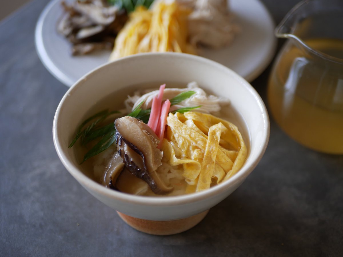 有賀 薫 鶏飯 けいはん 奄美地方の汁かけ飯です 茹で鶏 甘辛く煮た椎茸 錦糸卵などをごはんにトッピングして 熱々のだしをかけて食べます 鹿児島で食べた時もついていた紅しょうが は 味と彩のアクセント サラサラ食べられて具もいくらでも自由に