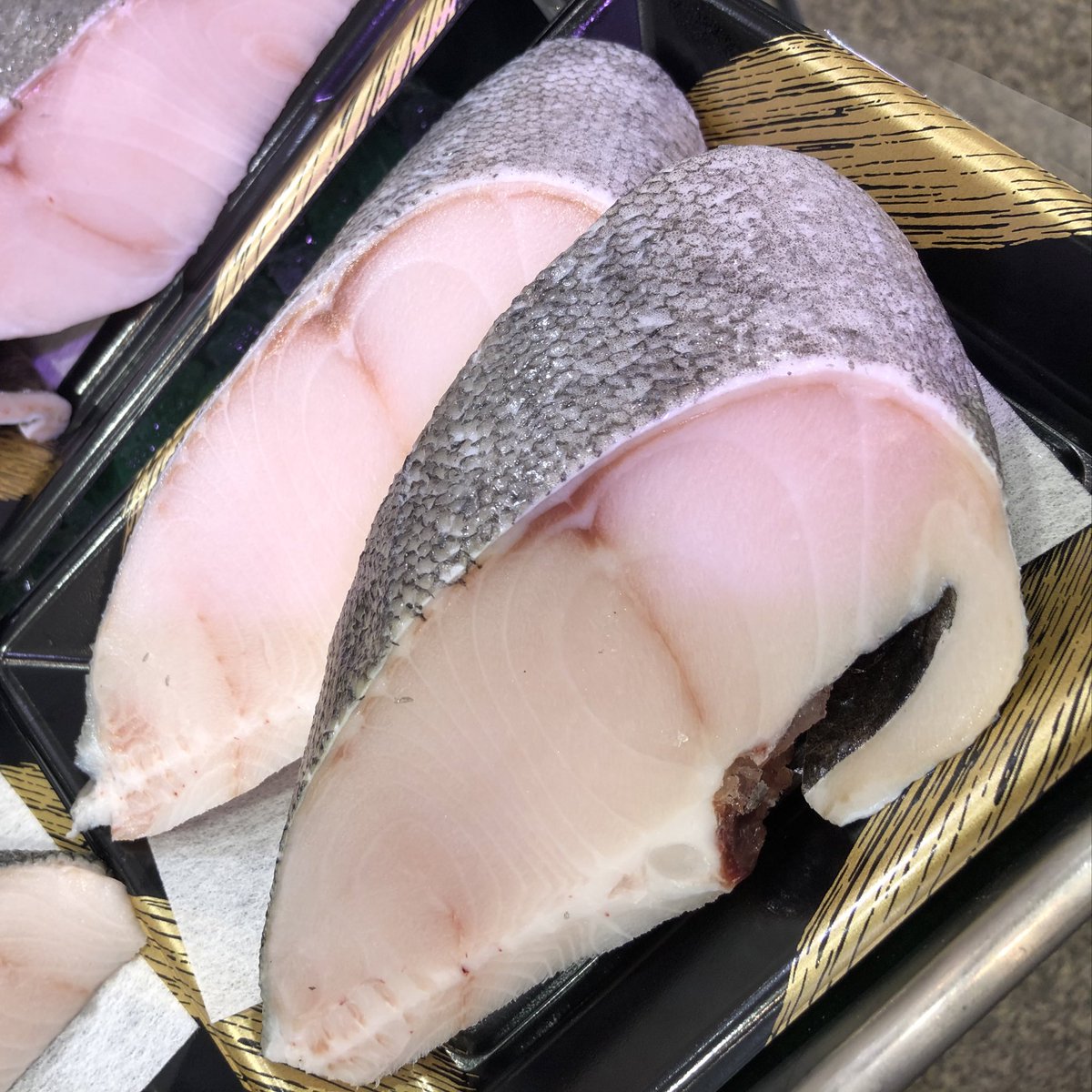 魚市 二子新地鮮魚店 魚市です おはようございます 本日のおすすめ お買い得 脂のってます 特大 銀だら切身 西京漬け 味噌漬け お惣菜も出ます 千葉産トロ金目鯛刺身 千葉産天然ひらめ刺身 千葉産地さざえ刺身 愛知産活ミル貝刺身 鮮魚 魚市 二子新地鮮魚店 魚市です おはようございます 本日のおすすめ お買い得 脂のってます 特大 銀だら切身 西京漬け 味噌漬け お惣菜も出ます 千葉産トロ金目鯛刺身 千葉産天然ひらめ刺身 千葉産地さざえ刺身 愛知産活ミル貝刺身 鮮魚