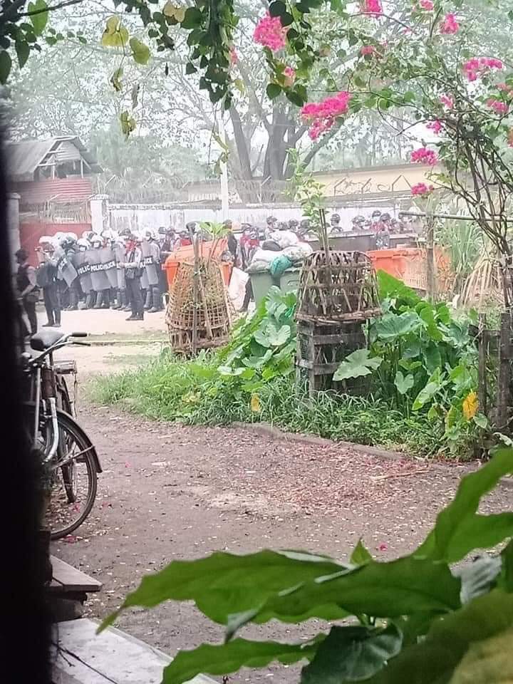 Sammy_MSW's tweet photo. Raiding Mahlwakon railway transport residence; this Early morning on Mar10; Large number of armed forces attacking staffs and their families as whole department participate CDM.

JUNTA BESIEGING
#Mar10Coup
#WhatsHappeningInMyanmar https://t.co/nvJAncnkfC