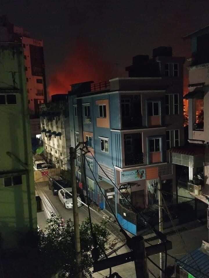 Sammy_MSW's tweet photo. Fire as a Weapon; Min Aung Hlaing’s armed terrorists set fire in Thingangyun township at late night of Mar9. Setting fire to public properites is another night terrorism by Military.

JUNTA BESIEGING
#Mar10Coup
#WhatsHappeningInMyanmar https://t.co/pUTyezpkpL