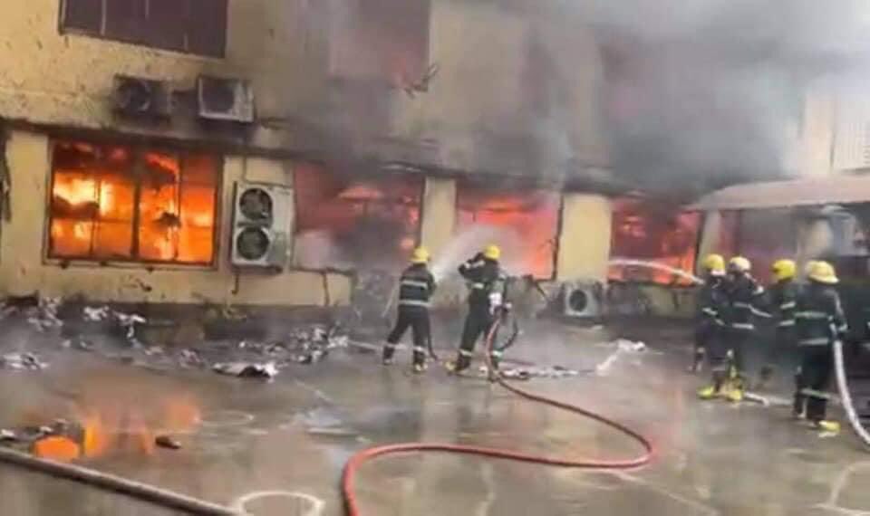 phoo2626's tweet photo. This morning fire broke out at a Garment factory on Zaykabar 4 Road, Mingaladon Township and Level-2 vehicles were evacuated and everything is now under control.

JUNTA BESIEGING
#WhatsHappeningInMyanmar
#Mar10coup https://t.co/hFvli2UBSm