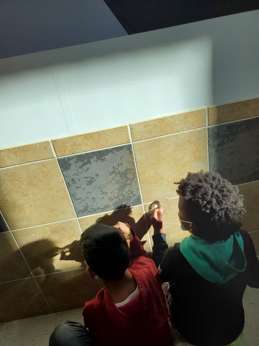 tranq084's tweet photo. We are designing a wall in the coming week @BlantonBulldogs. So let's take a walk to observe different types of walls ☺ #TogetherWeCan #BlantonSTEM @triciabadillo https://t.co/PmNp47htdi