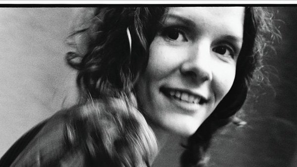 Happy 55th to Edie Brickell, who was born in 1966  