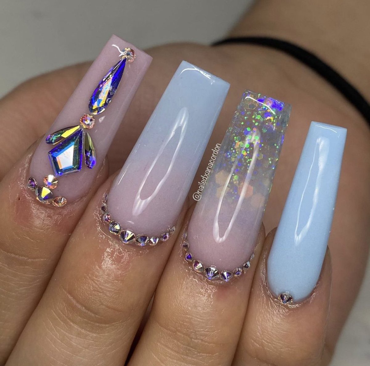 ana_cecilia917's tweet photo. Hey TL, it’s me again 🥺 promoting my nail work LOL I’m just trying to get my 6K on IG before my birthday now IG: @nailedxanacordon 🥰💕 https://t.co/odPsDvRIFN