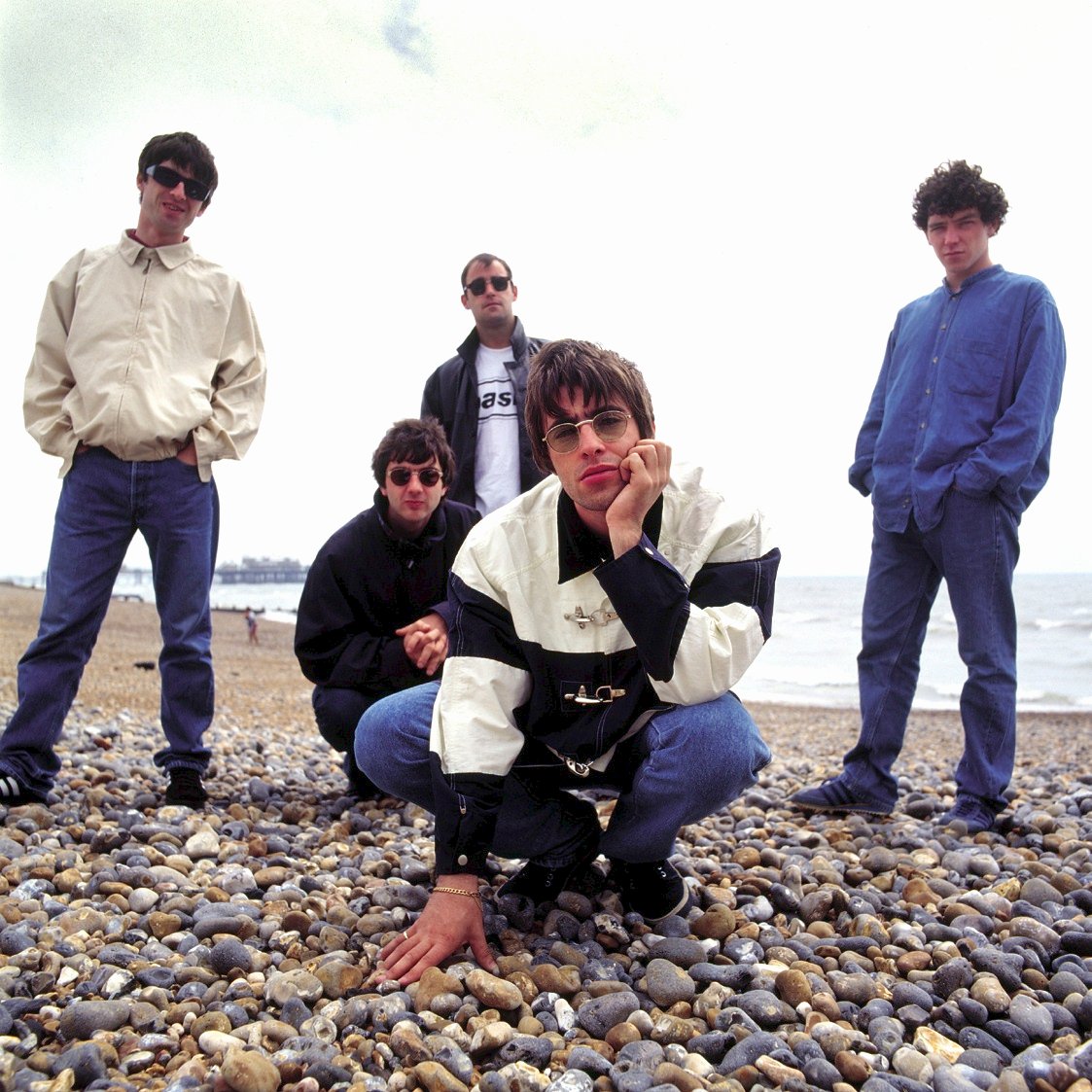 оазис группа сейчас. Oasis 2005. Oasis группа 1977. Boombitto. Oasis band logo.