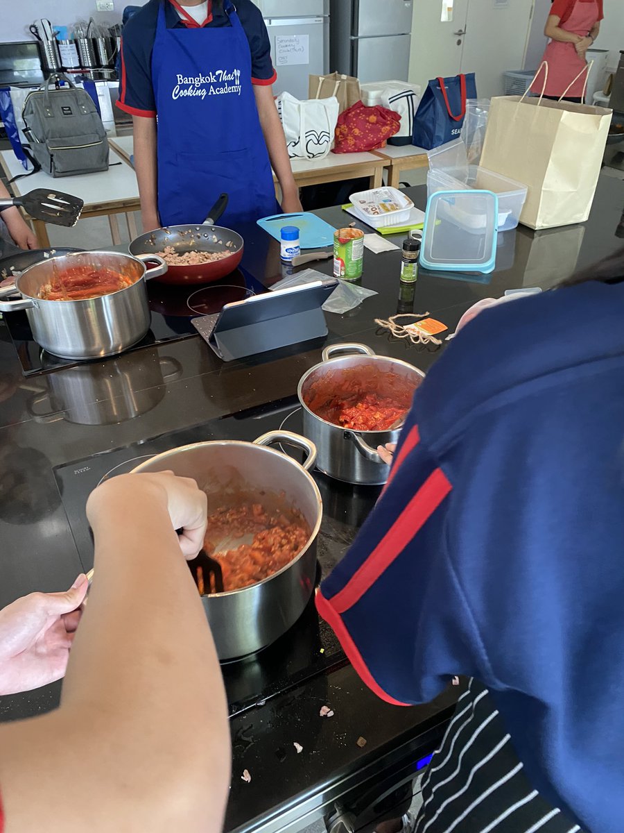 MissSteph_107's tweet photo. If these Y11’s aren’t becoming cooking pros then I don’t know what to say! Amazing work whipping up Spaghetti Bolognese in your cooking activity @StAndrews_107 @MrsAnn_S107 https://t.co/nbJtvyQEyg