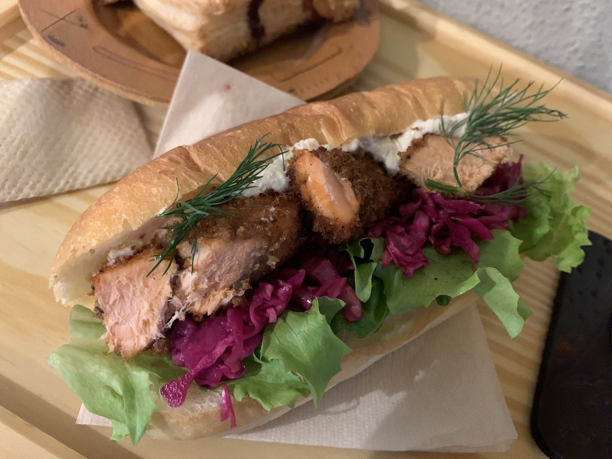 onai_fp_zuma's tweet photo. 気になっていたコッペパンサンドのお店🥖サーモンとタルタルの組み合わせが最高でした!
#PINEFIELDSMARKET https://t.co/r98eJQPvmZ