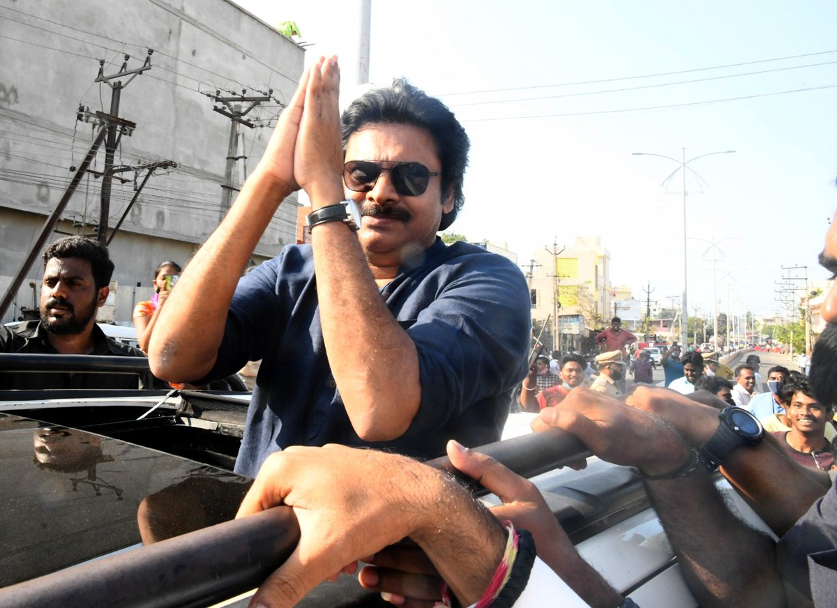 JanaSenaParty's tweet photo. విజయవాడలో ఓటువేసిన జనసేన పార్టీ అధ్యక్షులు శ్రీ @PawanKalyan గారు

విజయవ��డ:  జనసేన పార్టీ అధ్యక్షులు శ్రీ పవన్‌ కళ్యాణ్ తన ఓటు హక్కును వినియోగించుకున్నారు. పటమట లంక, జిల్లా పరిషత్ గర్ల్స్ హై స్కూల్ పోలింగ్ బూత్ నెంబర్ 4లో పవన్ కళ్యాణ్ గారు ఓటు వేశారు. https://t.co/KQOQNnOE2c