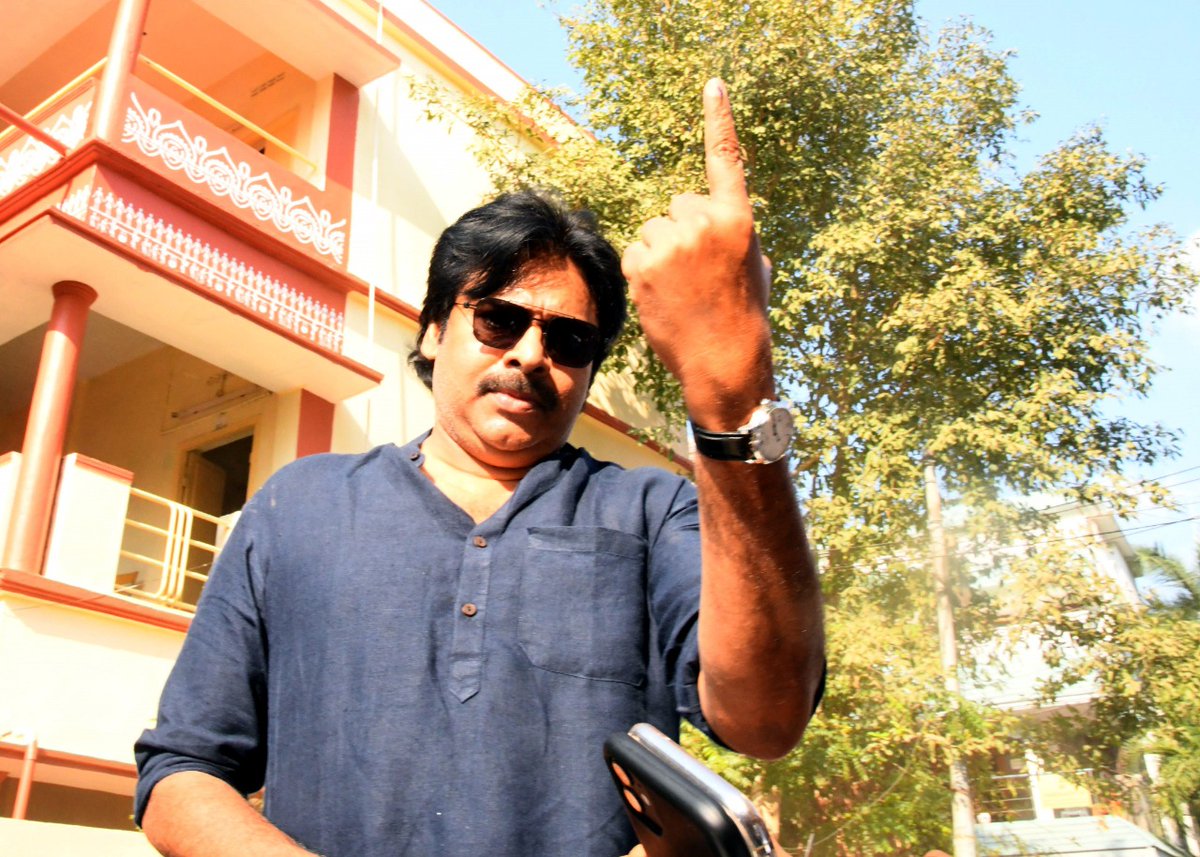 JanaSenaParty's tweet photo. విజయవాడలో ఓటువేసిన జనసేన పార్టీ అధ్యక్షులు శ్రీ @PawanKalyan గారు

విజయవ��డ:  జనసేన పార్టీ అధ్యక్షులు శ్రీ పవన్‌ కళ్యాణ్ తన ఓటు హక్కును వినియోగించుకున్నారు. పటమట లంక, జిల్లా పరిషత్ గర్ల్స్ హై స్కూల్ పోలింగ్ బూత్ నెంబర్ 4లో పవన్ కళ్యాణ్ గారు ఓటు వేశారు. https://t.co/KQOQNnOE2c