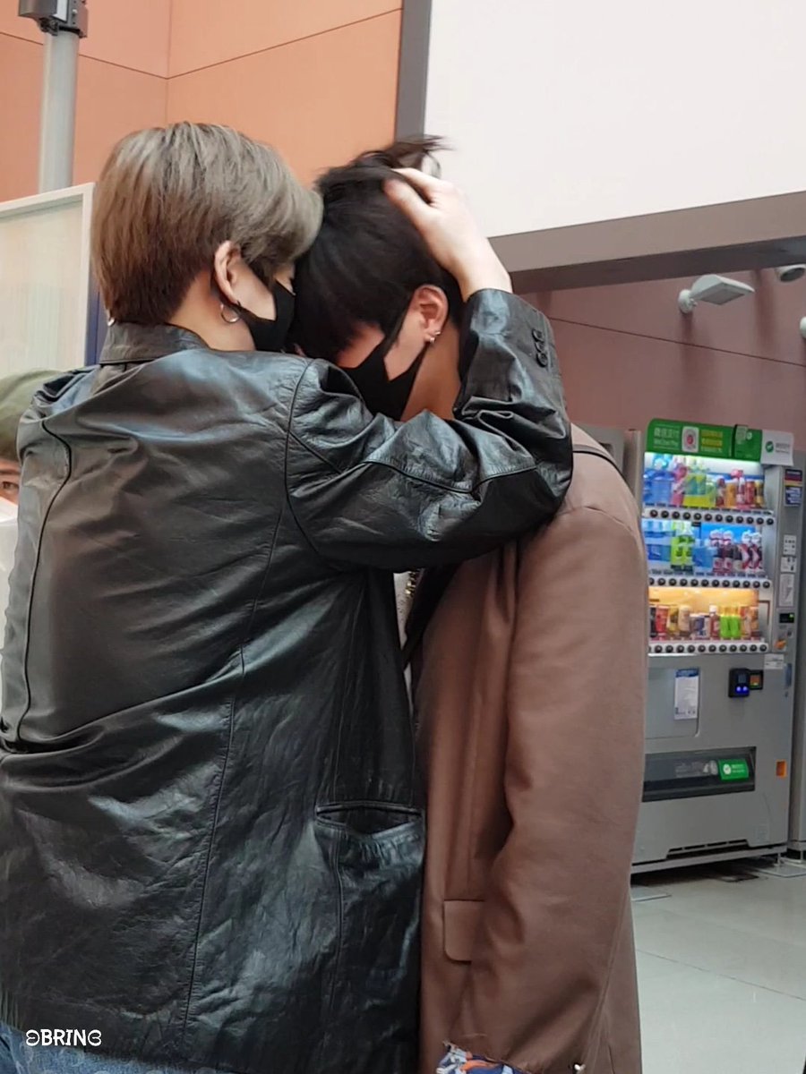 Way Yoshi is holding their heads and giving them hugs is so Beautiful! He is so proud of his boys for making it possible together.
Have a good time with your families boys, We are proud of you 💎

#TREASURE #트레저 <a href="/treasuremembers/">TREASURE</a>