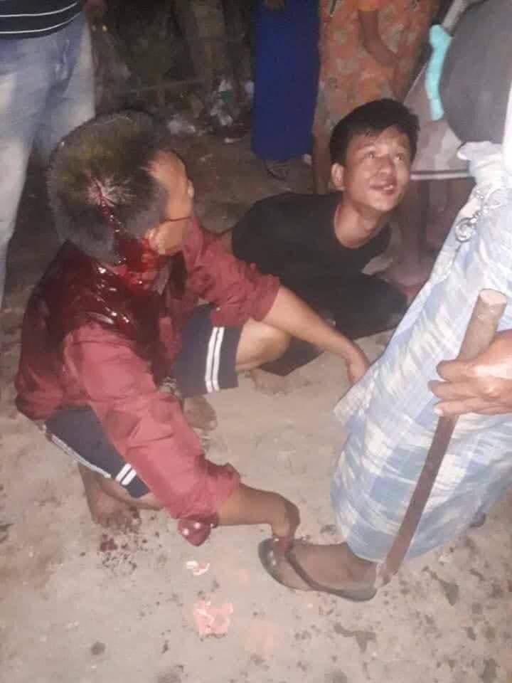 takhon_intel's tweet photo. tw//blood,death
JUNTA BESIEGING
On Mar 9, Location Hlaingthaya:#TERRORISTJUNTA hired military supporters stab a NLD supporter woman to death.two criminals were caught by neighbours.
#Mar10Coup
#WhatsHappeningInMyanmar 
@CIJ_ICJ @UN_HRC @KenRoth @DrSasa22222 https://t.co/TPITjqozkR