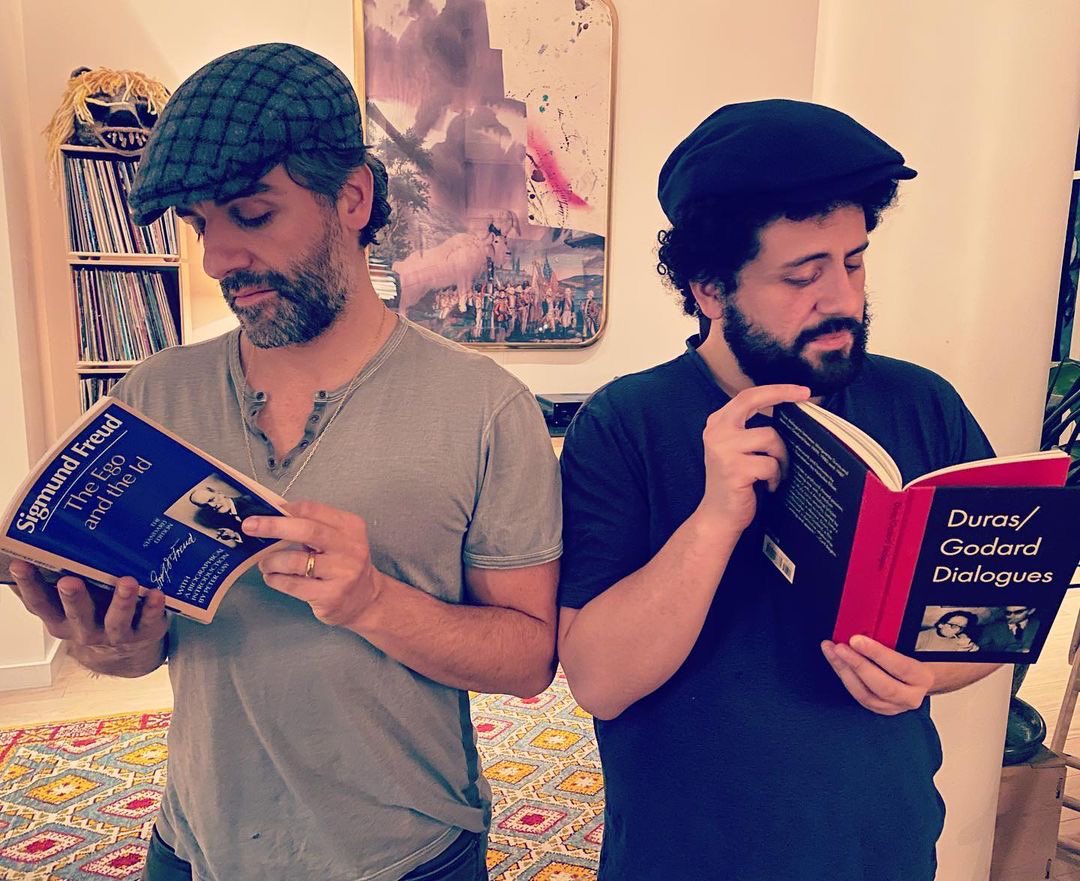 uomoaccattivant's tweet photo. 📷: @elvira_lind_ (Instagram) / “Just two brothers in caps getting wiser #Birthdaygifts #inuse #happyBirthday #oscar” #OscarIsaac #MichaelHernandez https://t.co/NVsmYNadqv