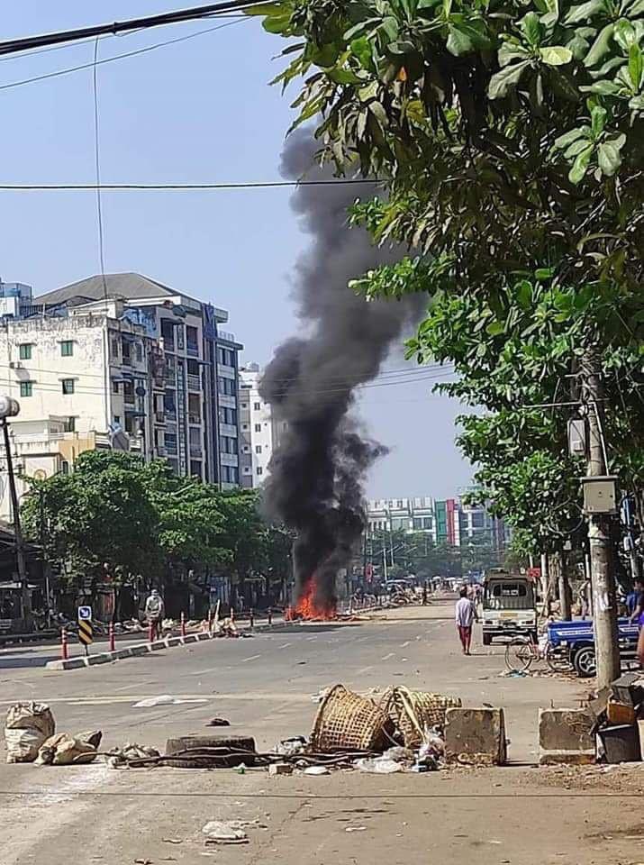 BURNING: Terrorists setting fires on barricades in Thingangyun, Yangon.
Time:10AM
#WhatsHappeningInMyanmar  #Mar10Coup #WeNeedR2PInMyanmar