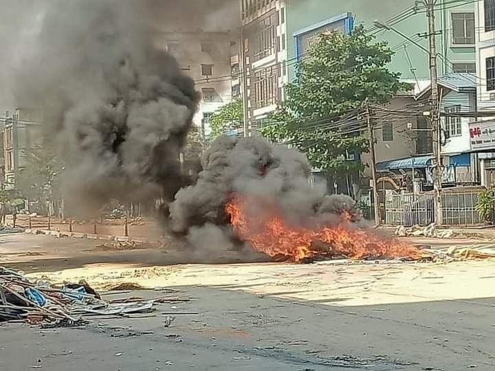 BG_ICEICE's tweet photo. BURNING: Terrorists setting fires on barricades in Thingangyun, Yangon.
Time:10AM
#WhatsHappeningInMyanmar  #Mar10Coup #WeNeedR2PInMyanmar https://t.co/HvDsDkfjcK