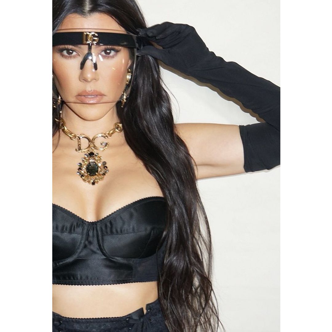 dolcegabbanajp's tweet photo. Repost from @kourtneykardash
アメリカのソーシャライト、コートニー・カーダシアンが #DGNextChapter 2021-22 秋冬 ウィメンズ ファッションショーにリモートで参加。
90年代にインスパイアされたアイコニックなブラック ルックとバイザー アイウェアを着用しました。
#DolceGabbana #DGFW21 https://t.co/phFTxSxtYr