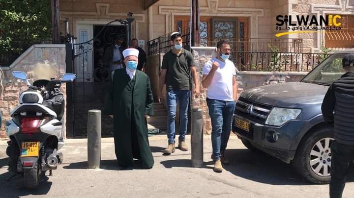قوات الاحتلال تعتقل خطيب المسجد الأقصى الشيخ عكرمة صبري من منزله في حي الصوانة بالقدس.