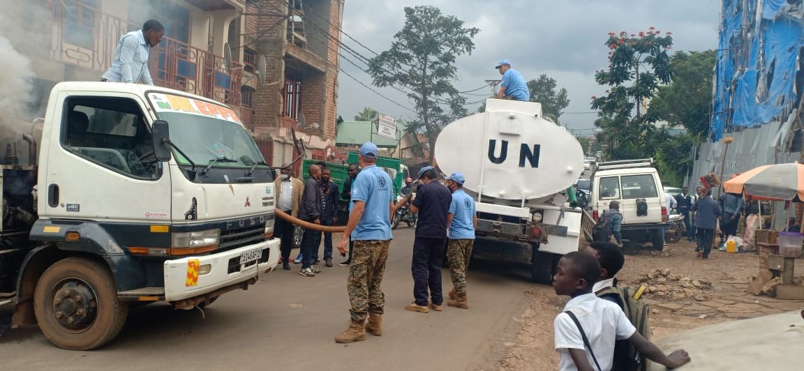 UNPeacekeeping's tweet photo. Rapid response from @MONUSCO peacekeepers has saved both the property and livelihood of civilians in Bukavu, D.R. Congo, following the breakout of a fire.

Here, Egyptian 🇪🇬 peacekeepers ensure that the population remains safe &amp; the fire is extinguished. #A4P https://t.co/LIENf4hsyo