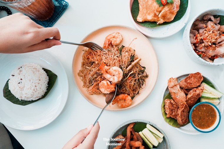 moments_journey's tweet photo. เปิดประสบการณ์มาก ร้านแฉล้ม คาเฟ่สไตล์มินิมอลแต่เน้นอาหารไทยโฮมเมดแบบสูตรโบราณ ขนมไทย แต่ก็มีเครื่องดื่มกาแฟไว้ด้วย เป็นร้านที่ครบเครื่องมากเพราะร้านน่ารักถ่ายรูปได้ รีวิวเต็ม>https://t.co/CBpvD8OJmx 📍พิกัดแถวสุขสวัสดิ์76/1 #thejourneymomentth #อร่อยบอกต่อ #คาเฟ่กรุงเทพ @aroii https://t.co/rhagtZUk3U