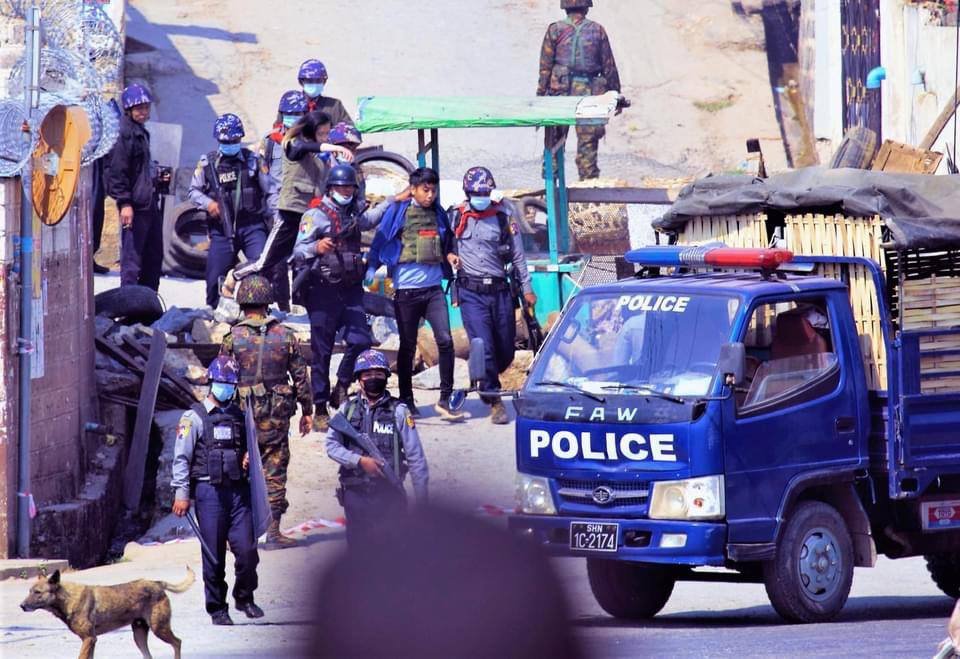 Young protestors including girls have been arrested by Terrorists this morning in Taunggyi. There are numerous students who are arrested by Military so far and only few are released.
JUNTA BESIEGING
#Mar10Coup #MilkTeaAlliance 
#WhatsHappeningInMyanmar