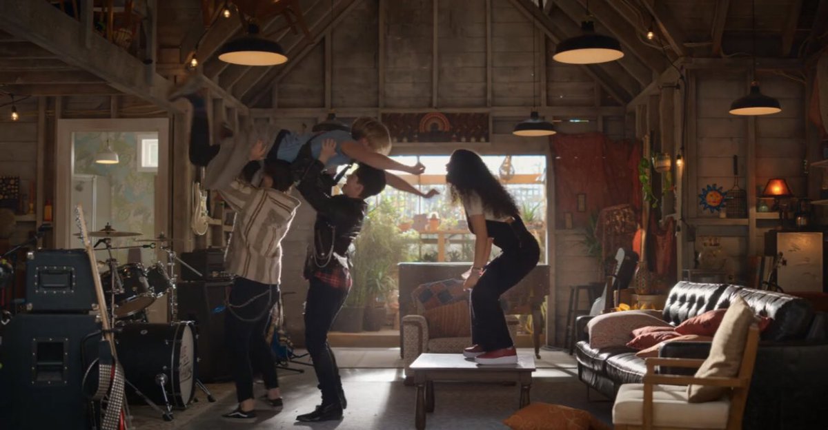 dantesmellark's tweet image. HAPPY SIX MONTHS OF JULIE AND THE PHANTOMS