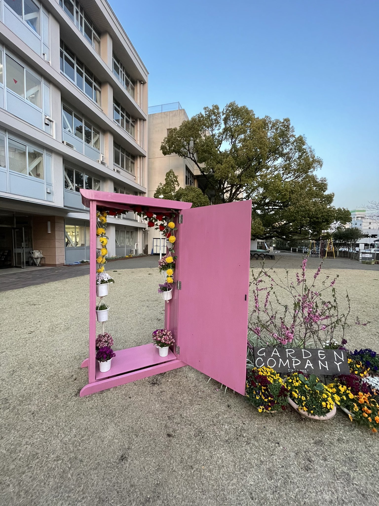 橋本 エリック 裕輝 本日は卒業式 門出を祝って 学生と木材使って ほぼ等身大サイズで手作りしました ドラえもん事務局に届くといいな 笑 大分短期大学どこでもドア 大分短期大学 園芸科 どこでもドア ドラえもん ドラえもん50周年