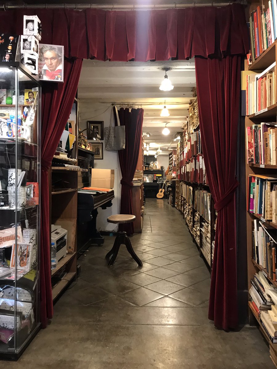 jorgecarrion21's tweet photo. Extraño pero cierto: nunca había entrado en Casa Beethoven, librería de música y tienda de partituras en la Rambla de Barcelona. Esta ciudad no se acaba nunca. https://t.co/nPYcs0XQ8m