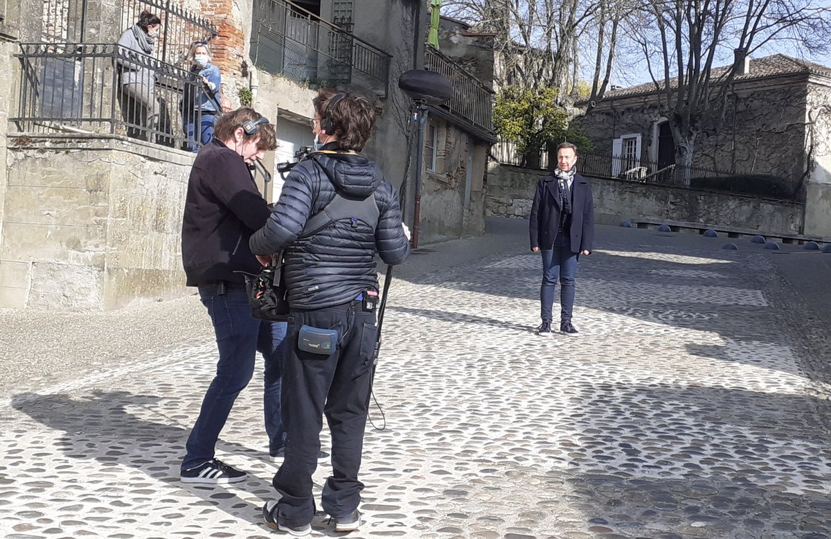 Stéphane Bern en tournage à #Auvillar pour l'émission Le Village préféré des Français #TarnEtGaronne <a href="/Occitanie/">Région Occitanie</a> <a href="/LaDepeche82/">La Dépêche 82</a>