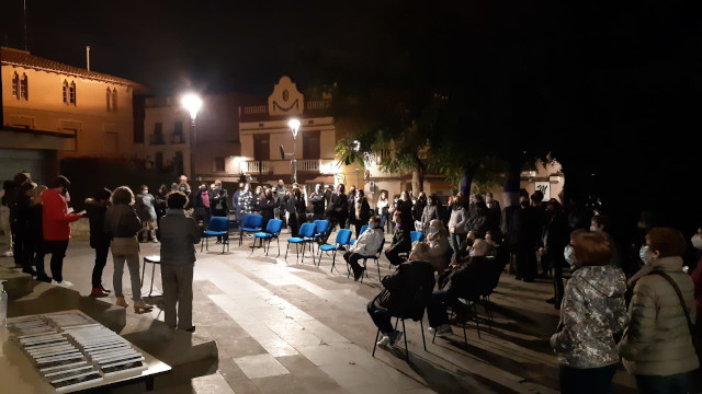 AjTorrelles's tweet photo. Torrelles va celebrar l’acte institucional del Dia de les Dones amb la lectura del manifest i la interpretació de textos i cançons per part de dones torrellenques. Es va obsequiar els assistents amb el llibre de Conxa Solans ‘Res no es pot amagar’, Premi Delta 2019-2020. #8M https://t.co/EmF71Q1tl3