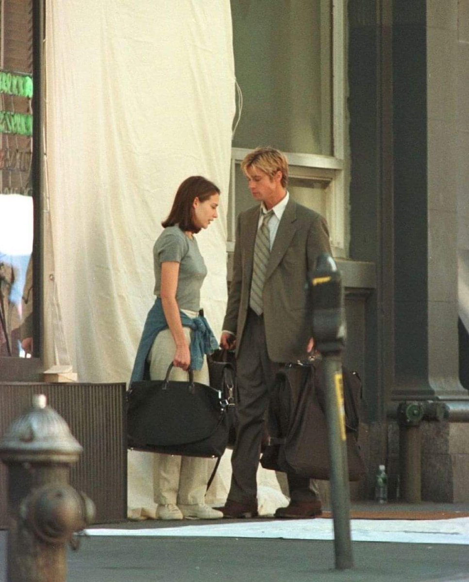 crononauta_hiki's tweet photo. #BradPitt y #ClaireForlani en el set de "#MeetJoeBlack', 1998 https://t.co/yUZp0tnSF7