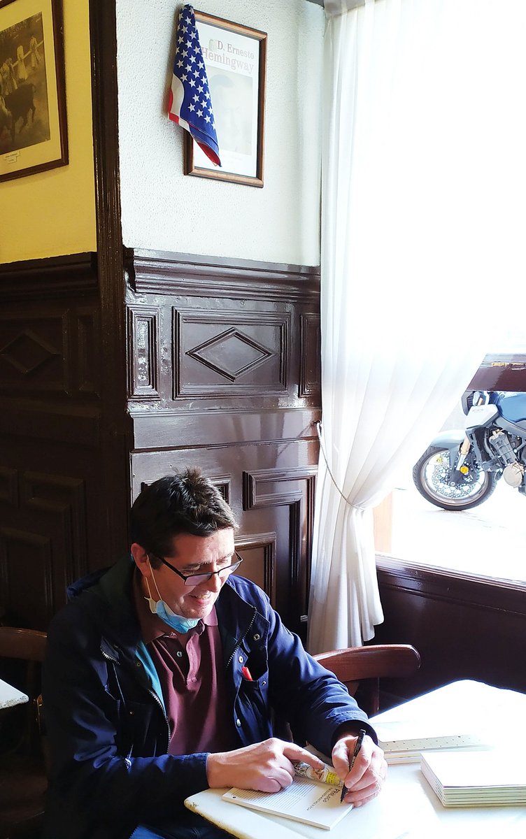 Hola queridos amigos y amigas, aquí me tenéis firmando ejemplares de mi libro sobre Guadarrama, en la Cervecería Alemana de Madrid y estoy en el rincón donde se sentaba Ernest Hemingway, nada menos, totalmente fascinante.