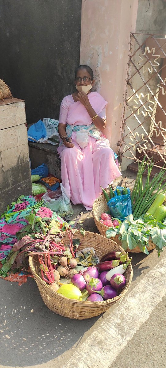 firozeshakir's tweet photo. East Indian lady from Vasai leaves home for #BandraBazar at 6 am by train to sell desi vegetables in our bazar returns home catching a train at 2pm.
I bought #moringo from her 4 for Rs 20
#eastindian
Women's day of struggle is everyday . https://t.co/Gwa280hox3