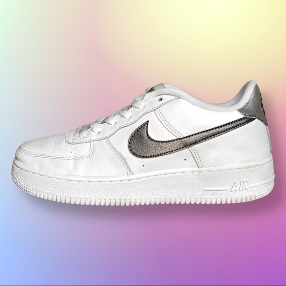marlenabegier's tweet photo. So good I had to share! Check out all the items I'm loving on @Poshmarkapp #poshmark #fashion #style #shopmycloset #boohoo #shoeaffair #nike: https://t.co/SONJBQZS2r https://t.co/5YEytmxJbD