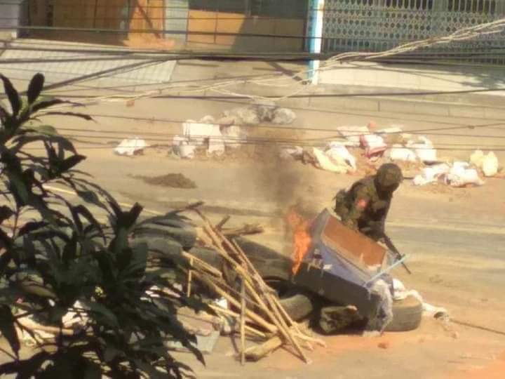 ThuHanna4's tweet photo. @freya_cole This is what Military is doing!!

#WhatsHappeningInMyanmar 
#Mar10Coup https://t.co/z1fg7PQX3l