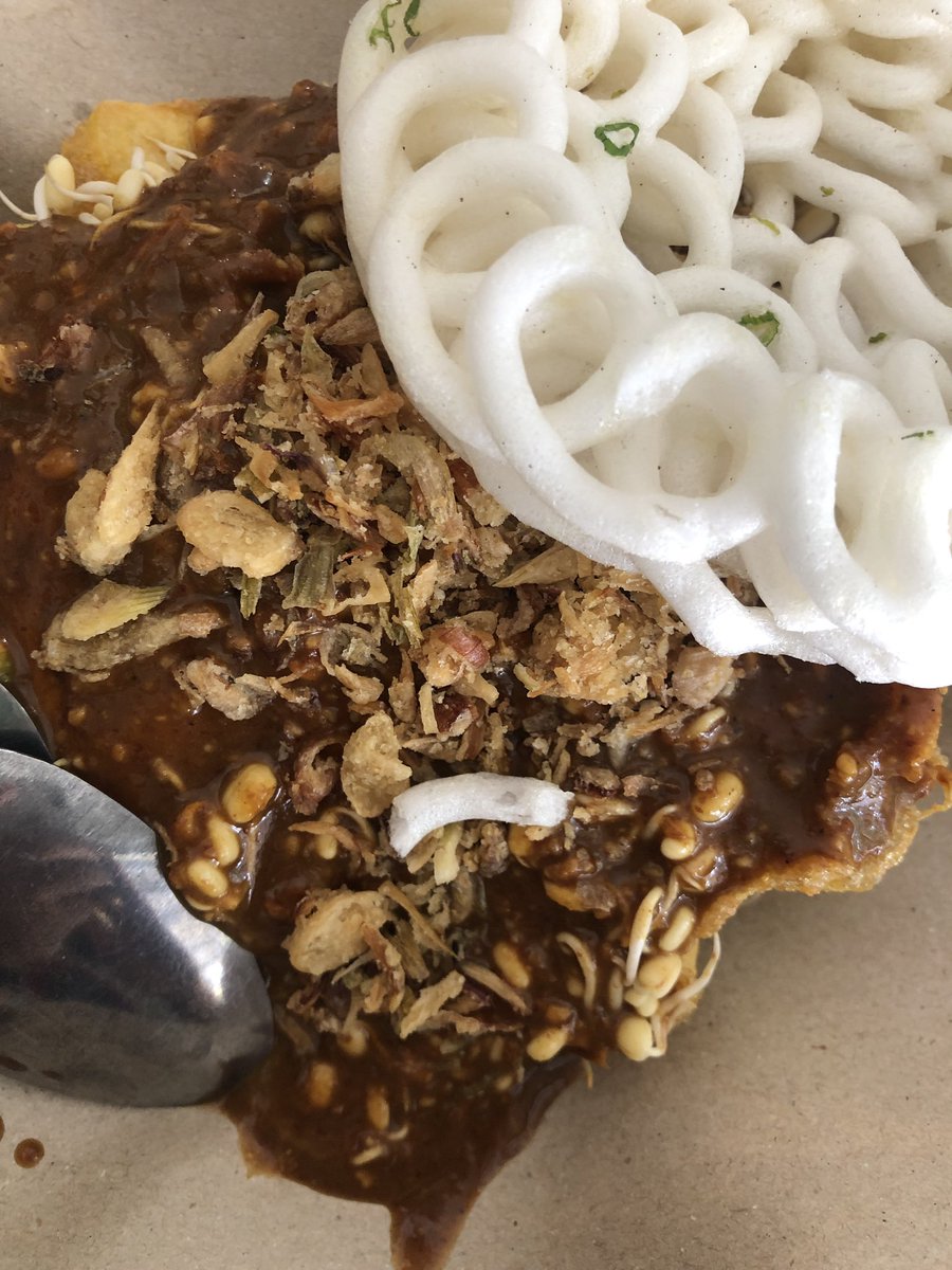 kozirama's tweet photo. Lontong Tahu Petis khas Jawa Timur terbaik se-Bandung Raya. Rawonnya juga enaque. https://t.co/l4XUbJQO5Z