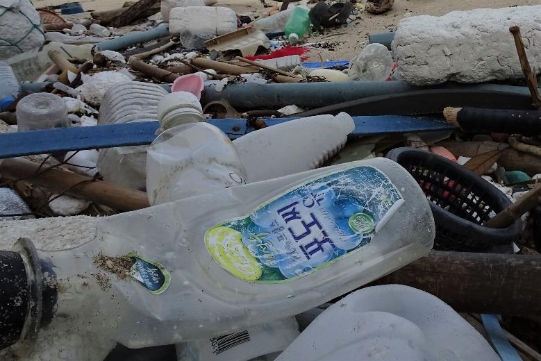 Ntvtes4mAbQCPtO's tweet photo. 日本海のプラスチックゴミのほとんどは中国と韓国からの漂流ゴミ‼レジ袋やブラスチックスプーンやフォーク有料化よりもこちらの対応が大事じゃないかな!?🤬💢 https://t.co/uoLKi73anp