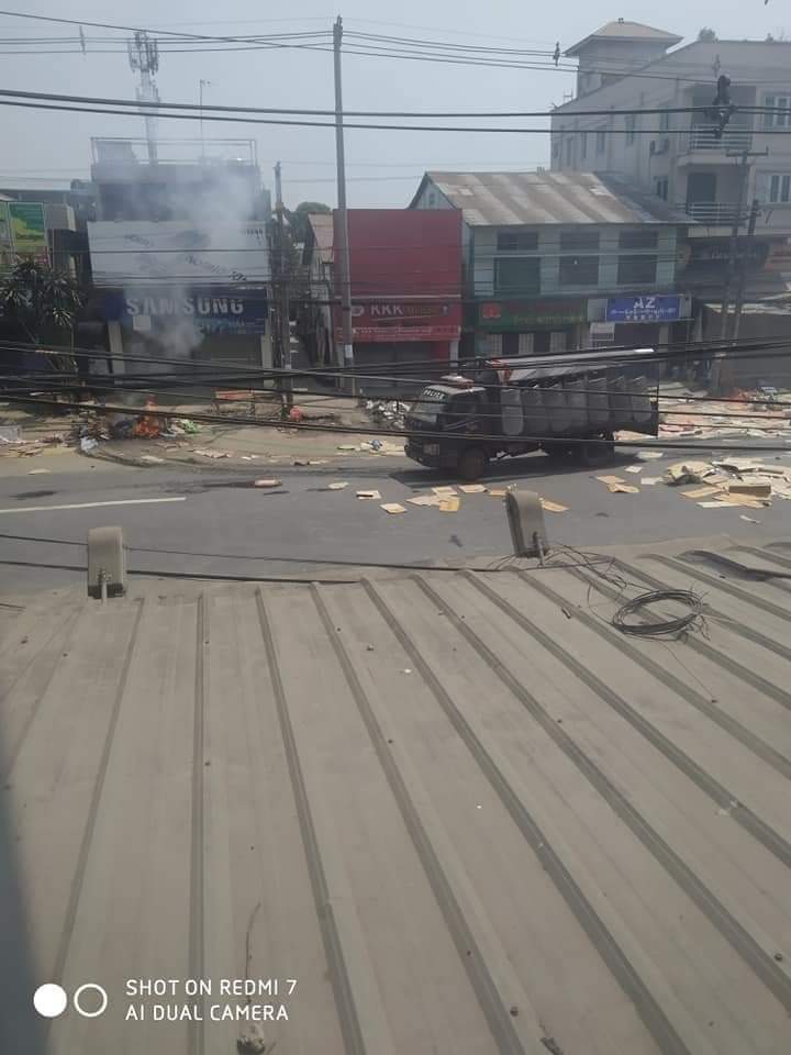 injinnkhine's tweet photo. Insein Phaukan Strike was dispersed by soldiers just now in #Yangon. The barrier was burnt down and destroyed as in photos. 
#WhatsHappeningInMyanmar 
#Mar10Coup 
@freya_cole https://t.co/fbYW9hht13