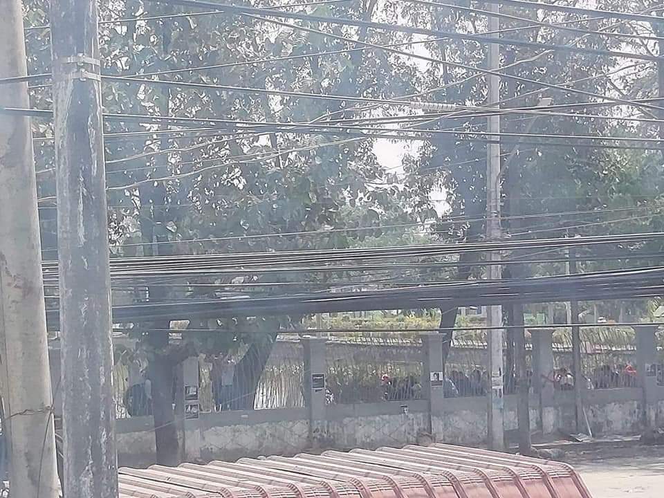 injinnkhine's tweet photo. Around 200 protesters are being captured right now in North Okkala, #Yangon and the number is still increasing! Many women protesters are also caught by the soldiers. @freya_cole @UN 
#WhatsHappeningInMyanmar 
#Mar10Coup 
#MilkTeaAlliance https://t.co/1zQfdVet3G