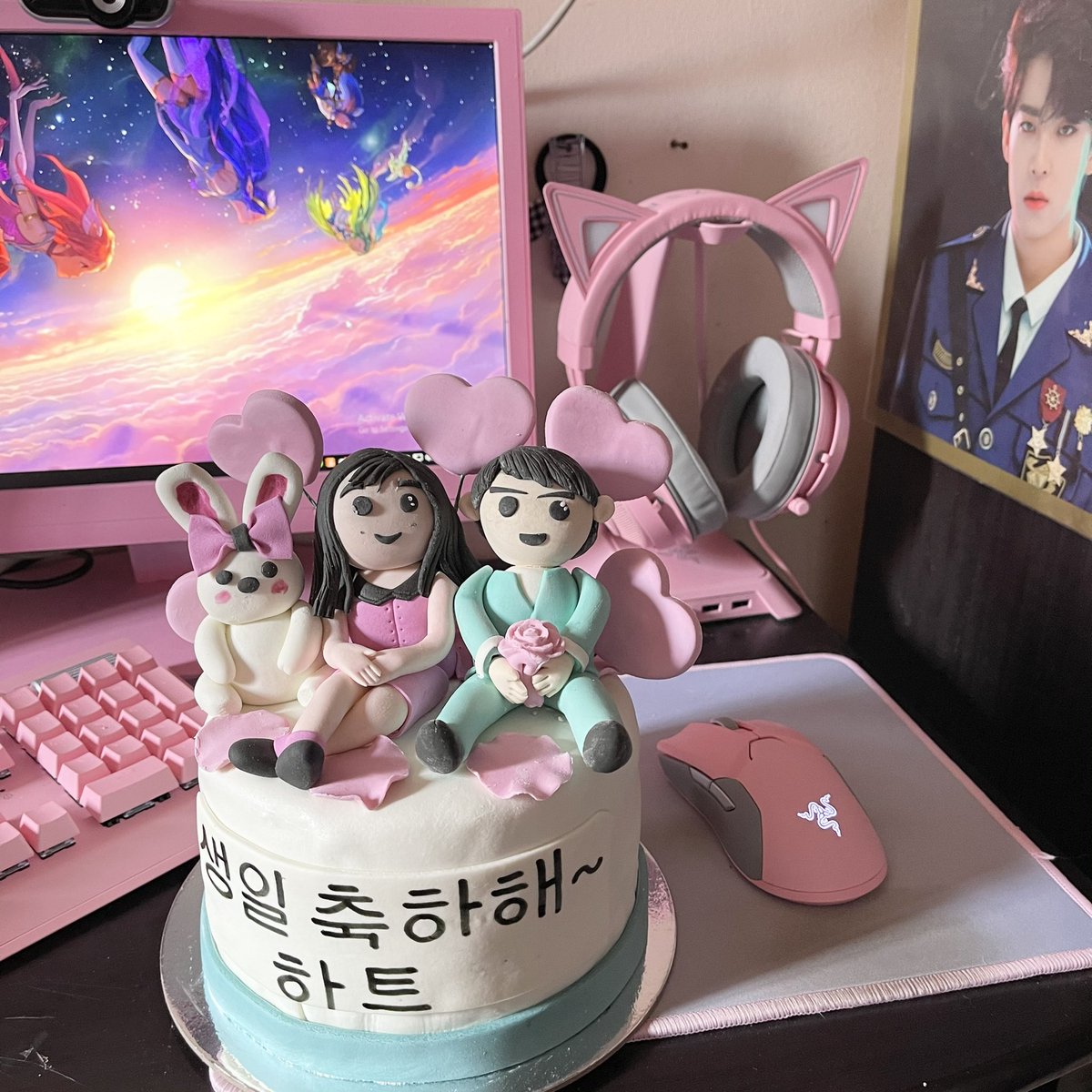 SpringBunnySub's tweet photo. Bruh my mom bought me a cake and said that this lil guy is Subin and the other one is me 🤦‍♀️🤣 https://t.co/DisTReontZ