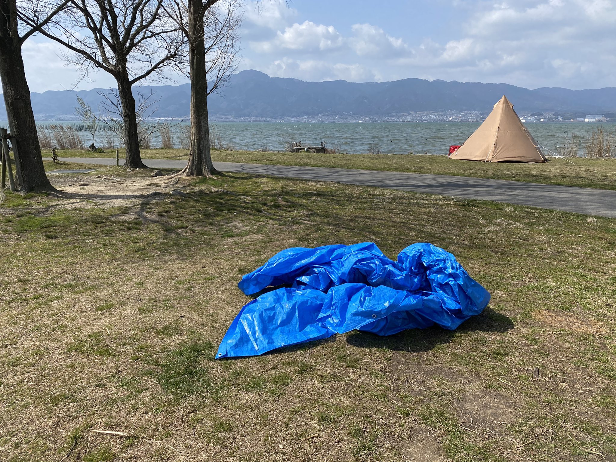 悠希 𓌅𖥧𓇣 琵琶湖の湖岸緑地はタダでキャンプができます 一部の常識のない利用者によるゴミや炭が放置されてます ぼくは普段何も言わずキャンプ後にゴミ拾いをして帰りますが今回だけは言わせて下さい こら流石にアカンやろキャンプ